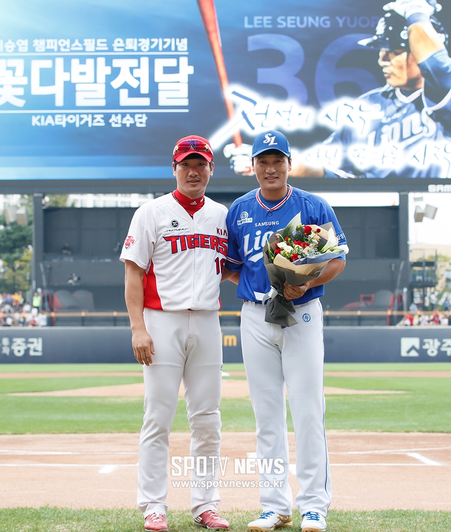 [포토S] 김주찬과 기념촬영을 하는 이승엽