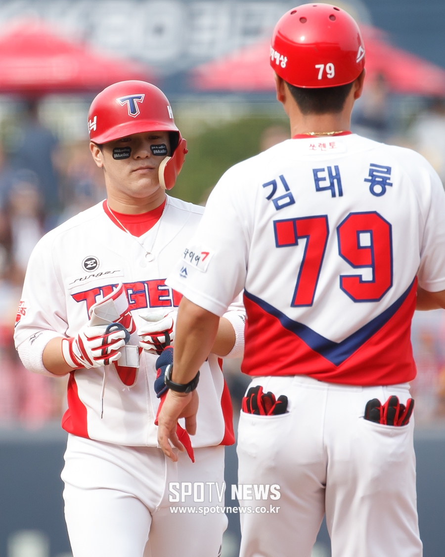 [포토S] 김선빈, 교체 되자마자 2루타
