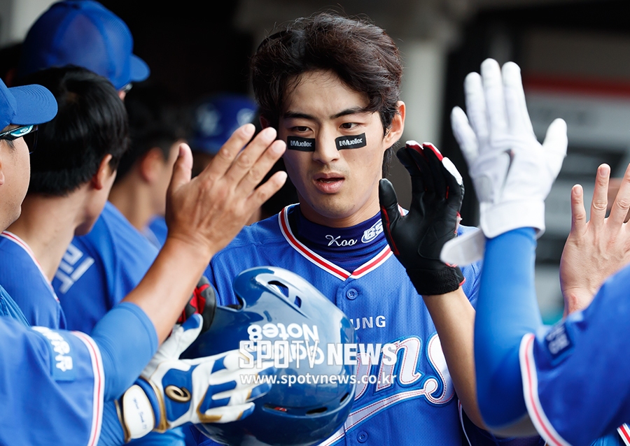 [포토S] 홈런 하이파이브 하는 구자욱