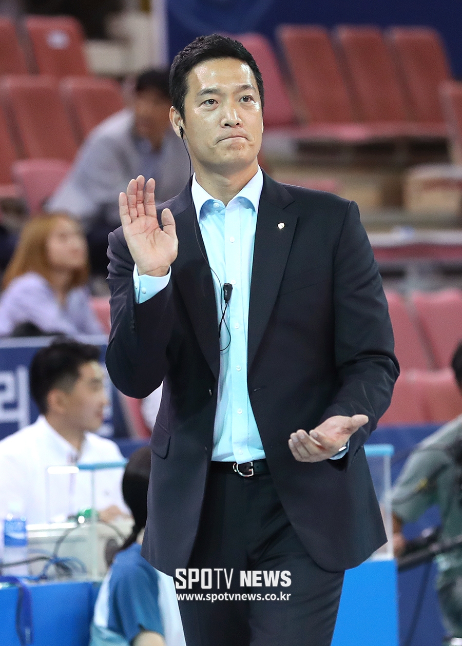 [포토S] 김상우 감독, 역전승 거둔 선수들에게 박수