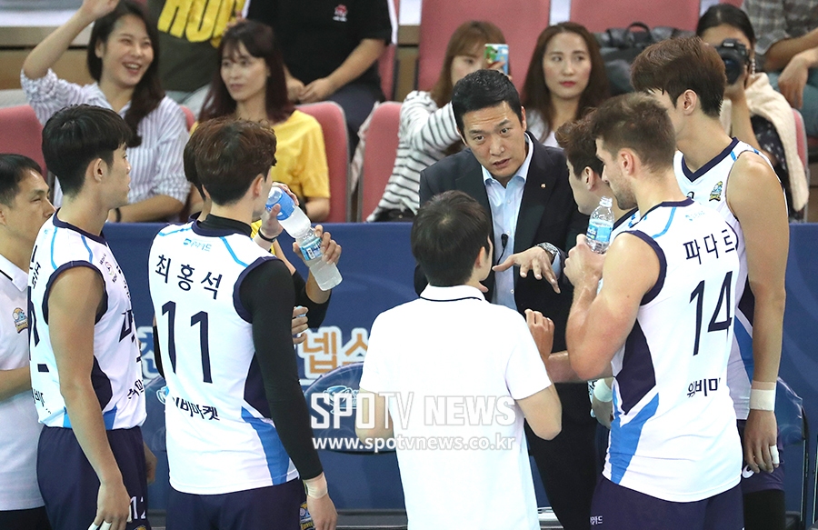 [포토S] 작전 지시 내리는 김상우 감독