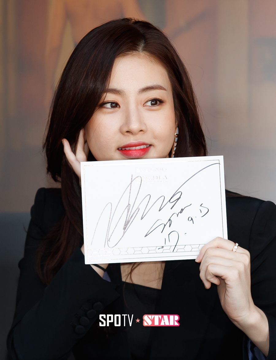 [포토S] 강소라, '사인도 우아하죠'