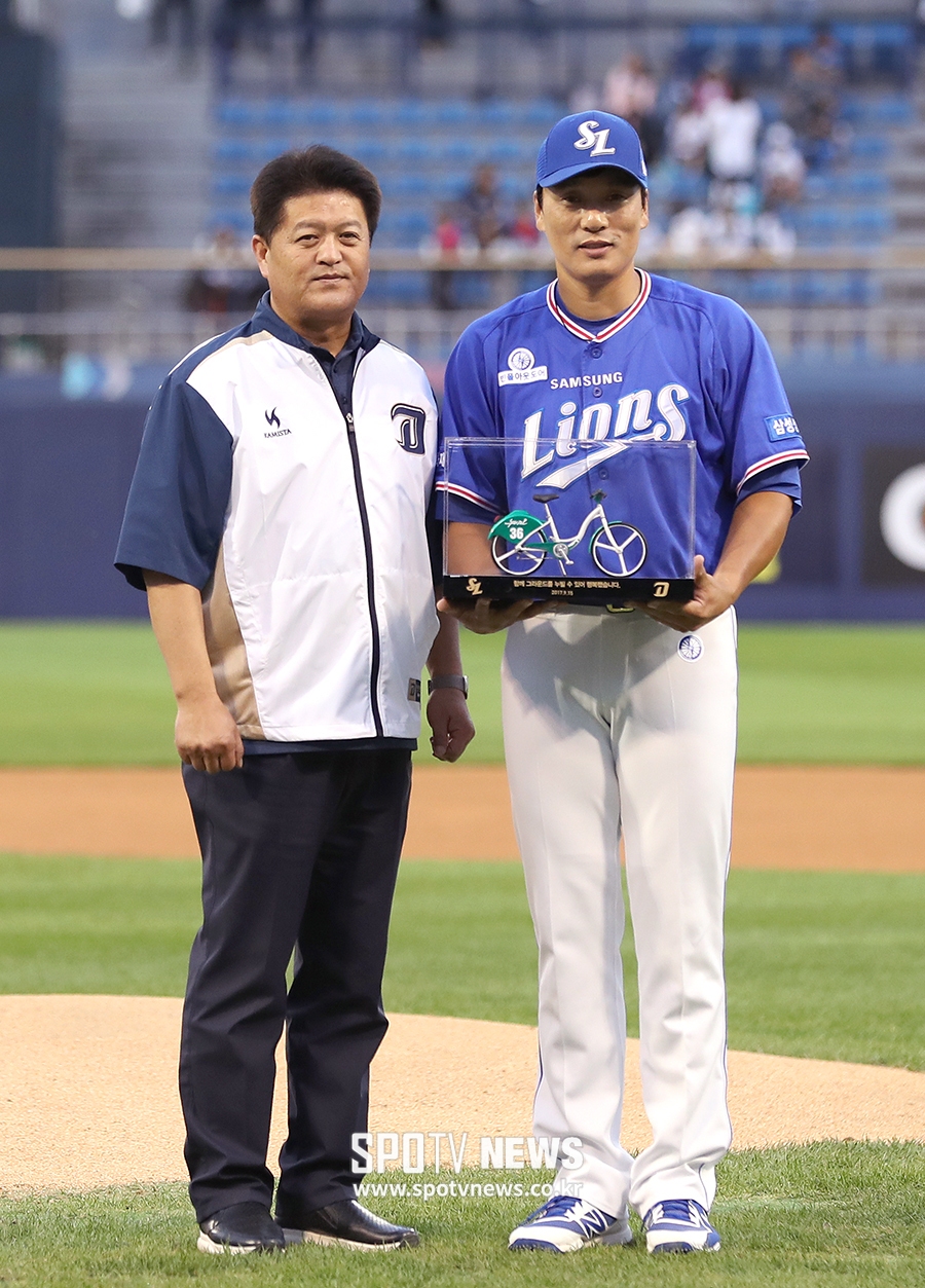 [포토S] 이승엽, 창원의 상징 자전거 모형 선물 받고