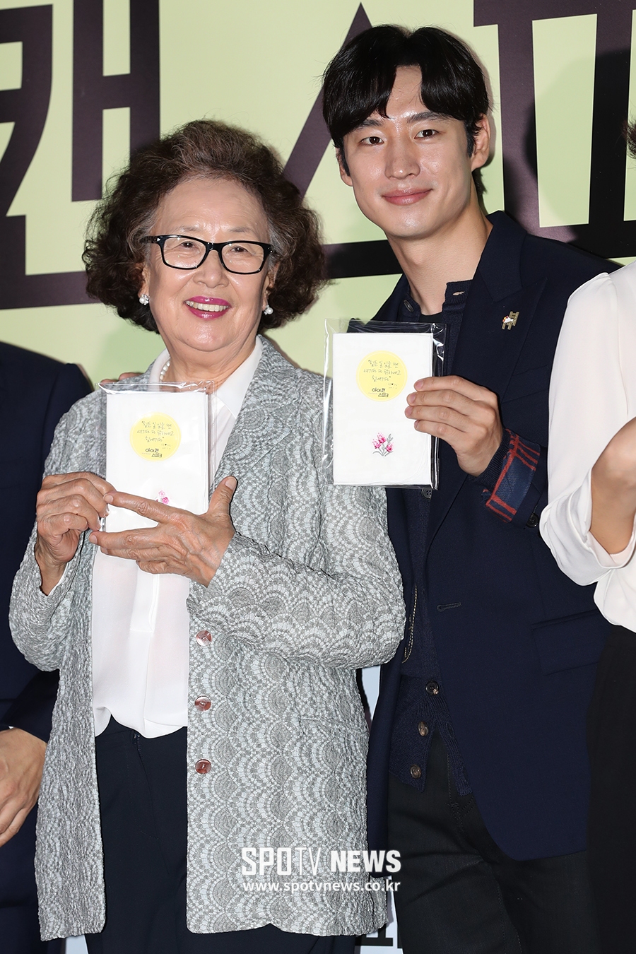 [포토S] 이제훈, 나문희 선생님과 다정하게~