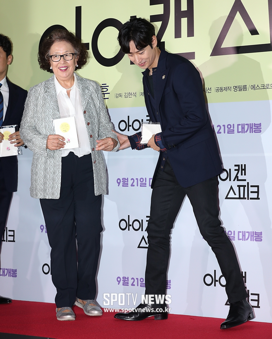 [포토S] 이제훈, 나문희 선생님 에스코트~