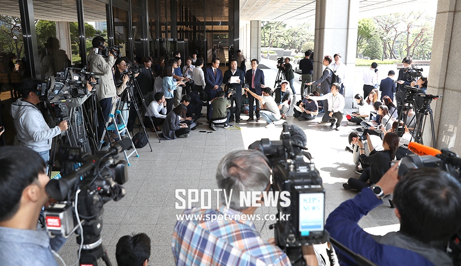 [포토S] 김광석 타살 의혹 재수사 기자회견에 쏠린 취재진의 관심
