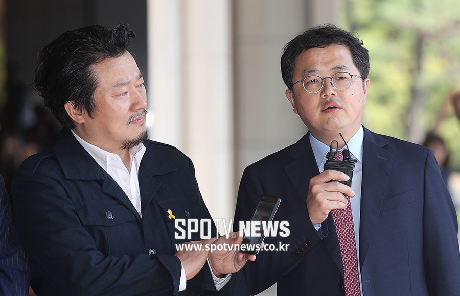 [포토S] 기자회견 갖는 이상호 감독과 김성훈 변호사