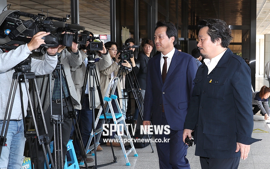 [포토S] 검찰로 향하는 이상호 감독과 안민석 의원