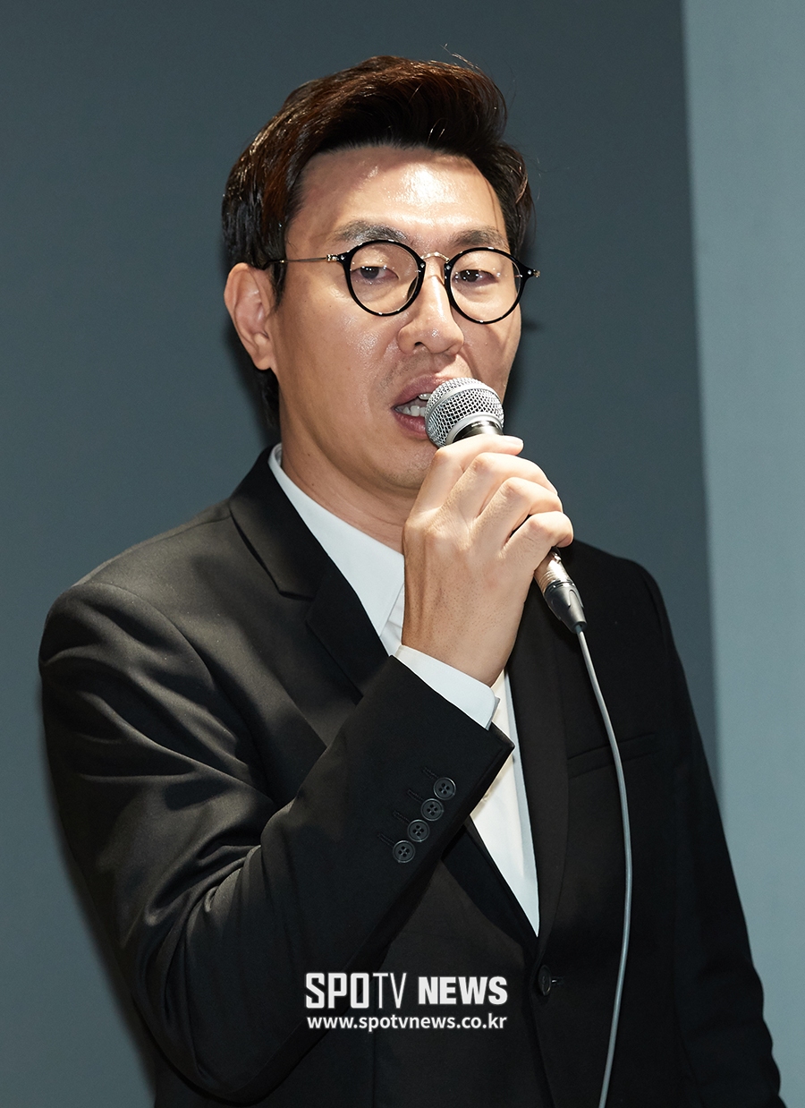 인사하는 스포티비 아카데미 박흥식 대표