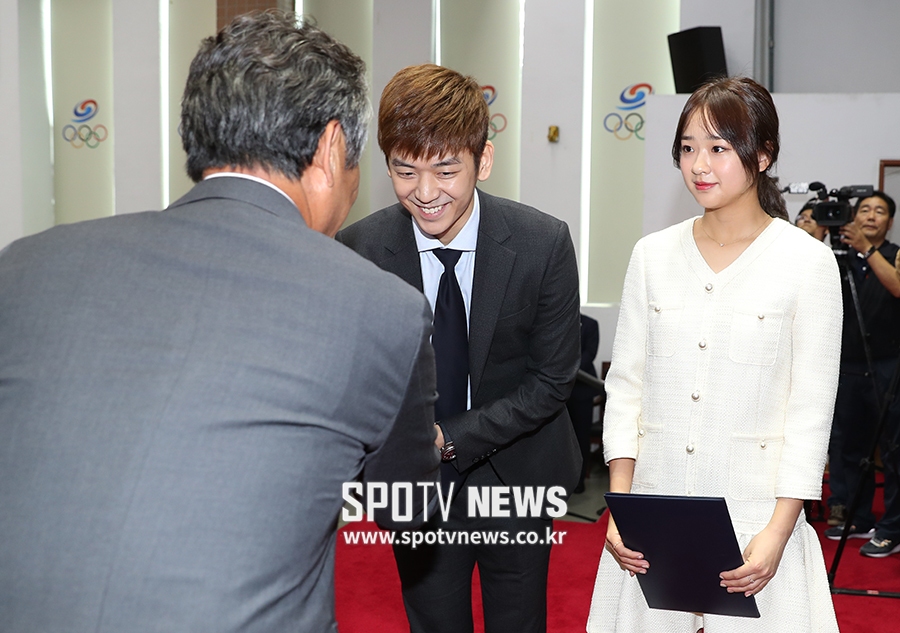 [포토S] 선서문 전달하는 이용대와 손연재