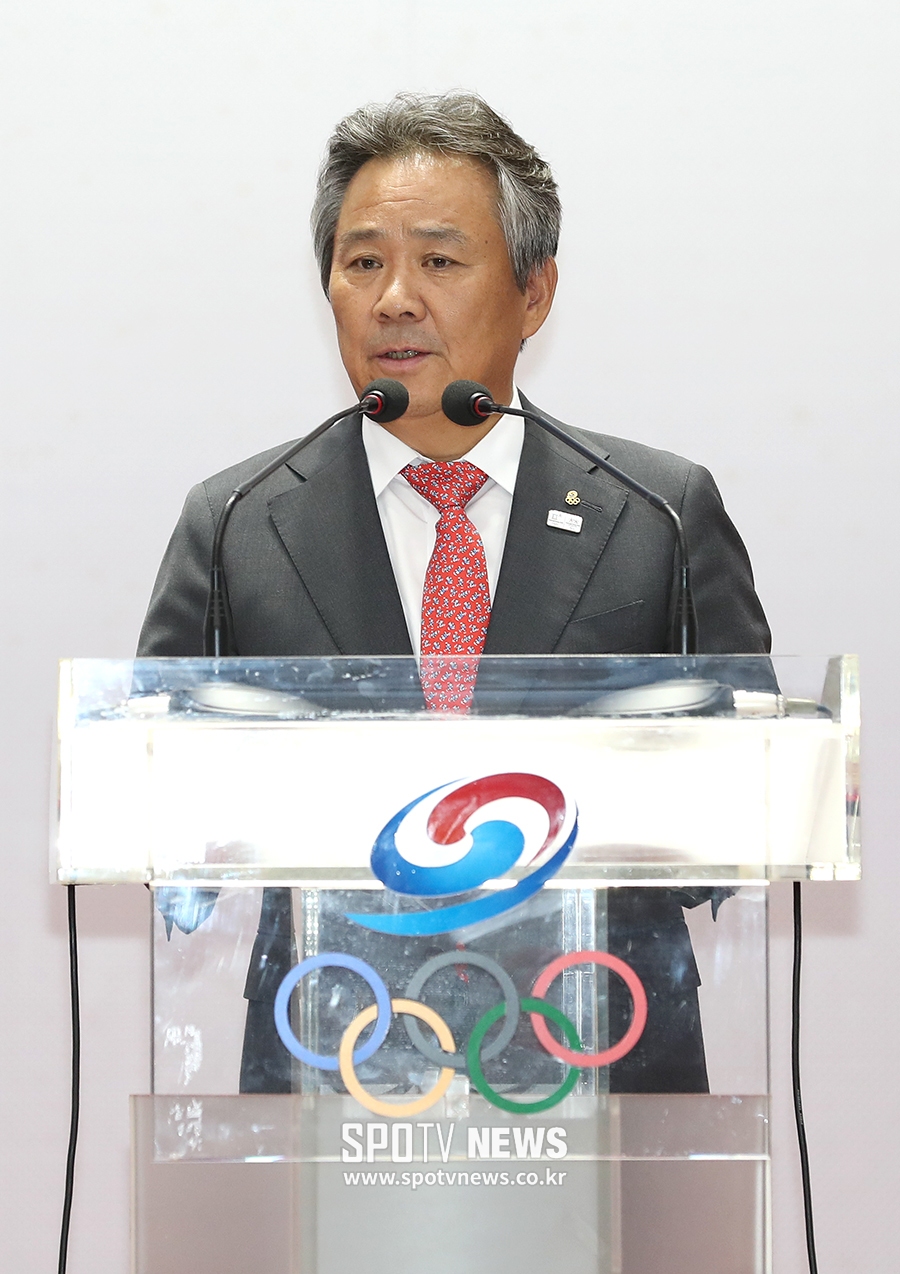 [포토S] 격려의 말 전하는 이기흥 대한체육회장