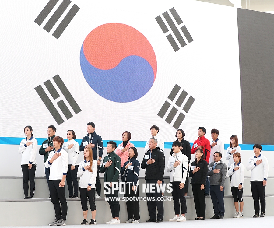[포토S] 국민의례 하는 스포츠 스타들