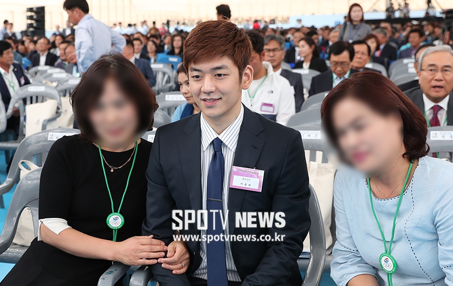 [포토S] 이용대, 진천선수촌에서도 인기 만점