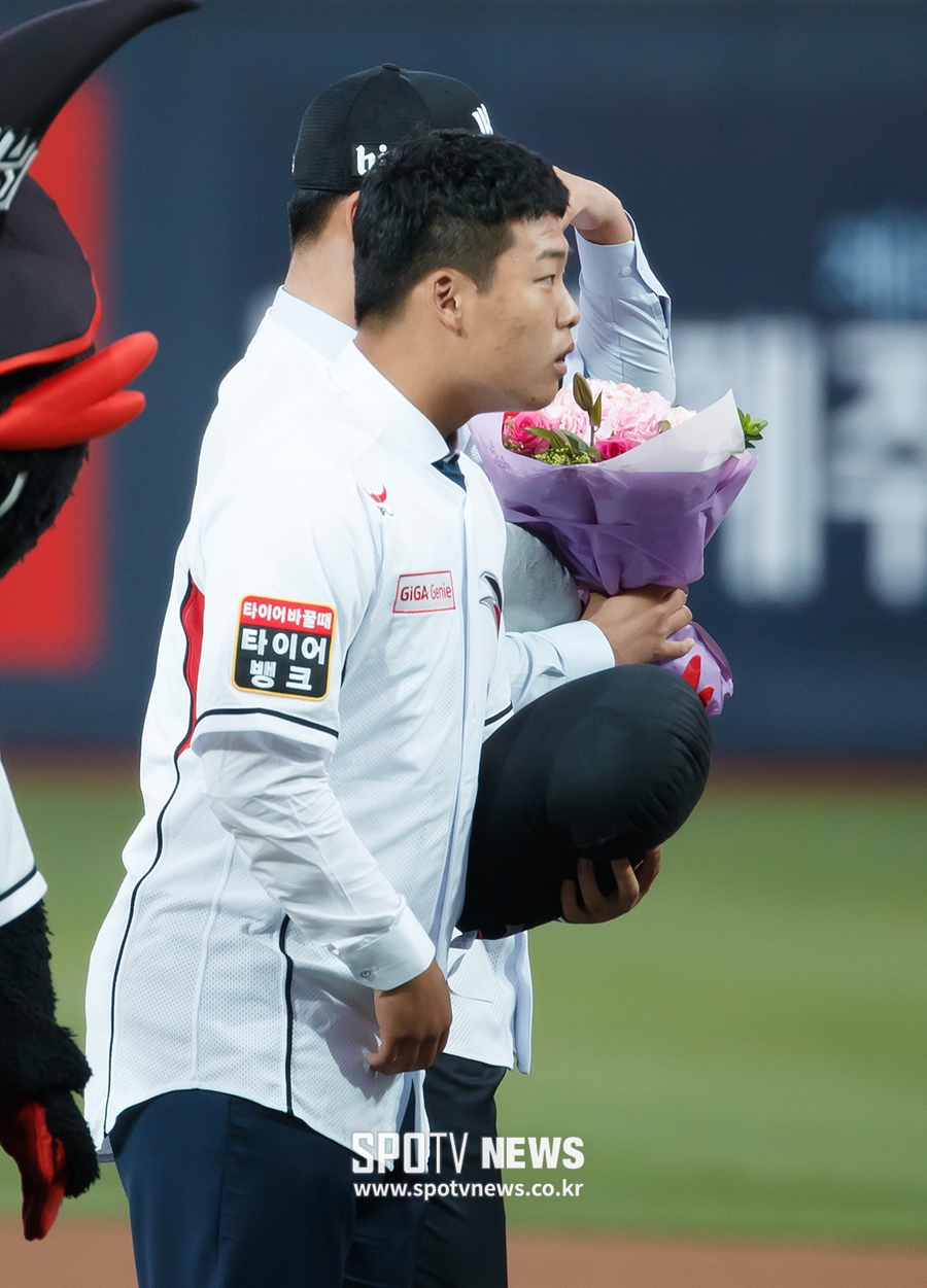 [포토S] 수원 팬들에게 첫 인사하는 kt 강백호