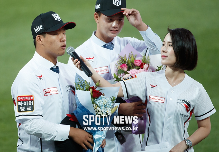 [포토S] 팬들에게 첫 인사하는 강백호