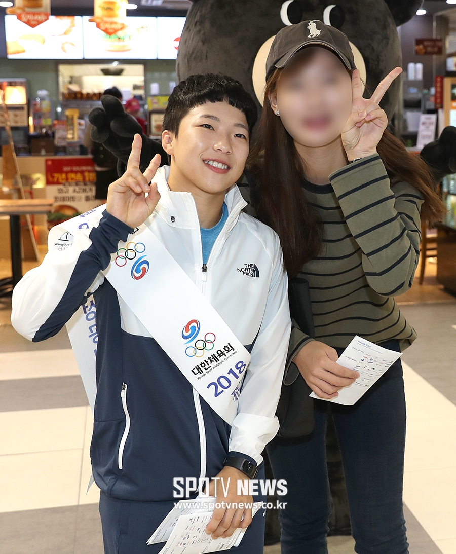 [포토S] 정보경, 팬과 다정한 기념 촬영~