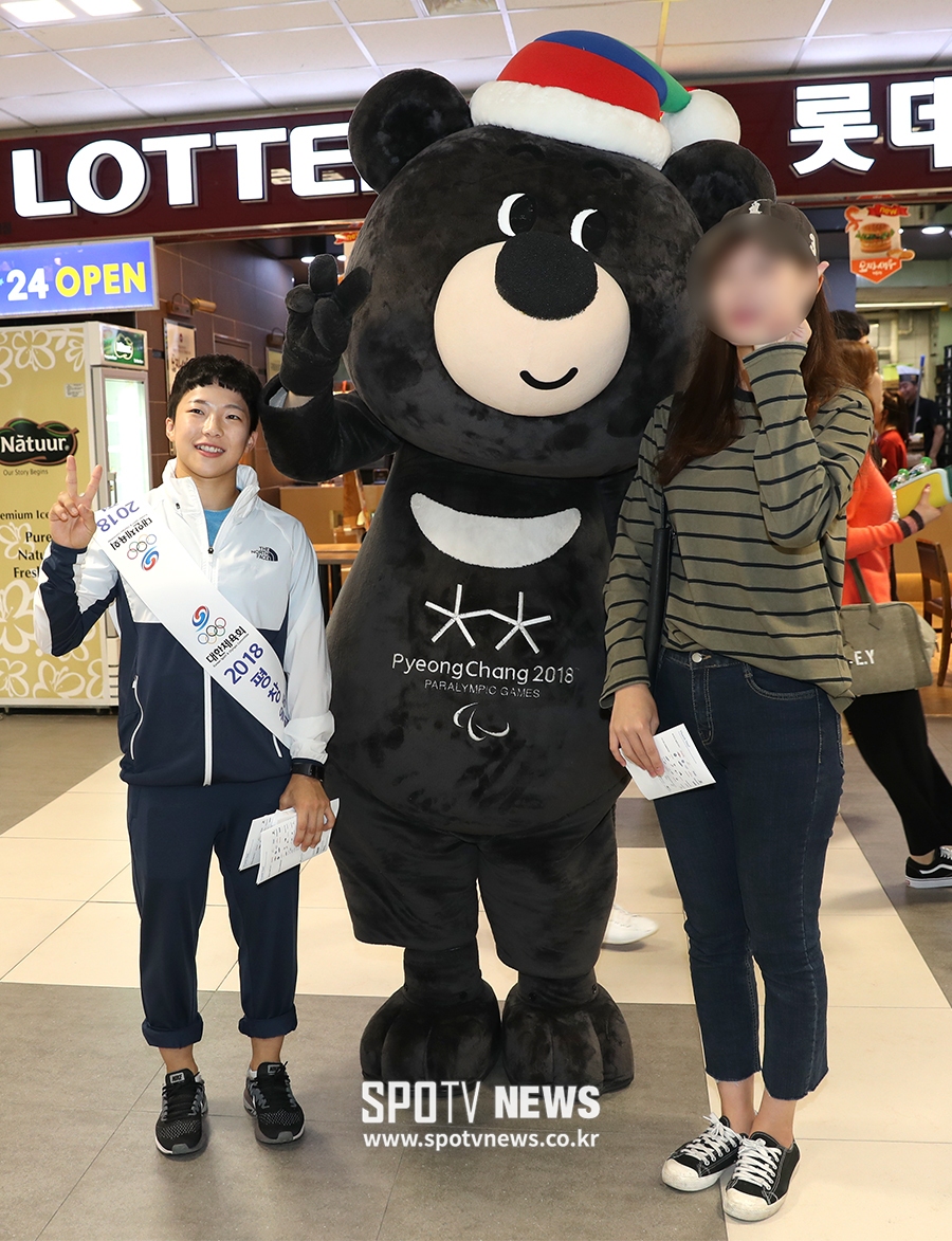 [포토S] 정보경, 반다비와 팬과 함께 찰칵~
