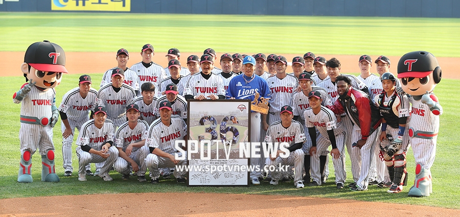 [포토S] 이승엽, LG 후배들의 축하 받으며 은퇴 투어 마무리