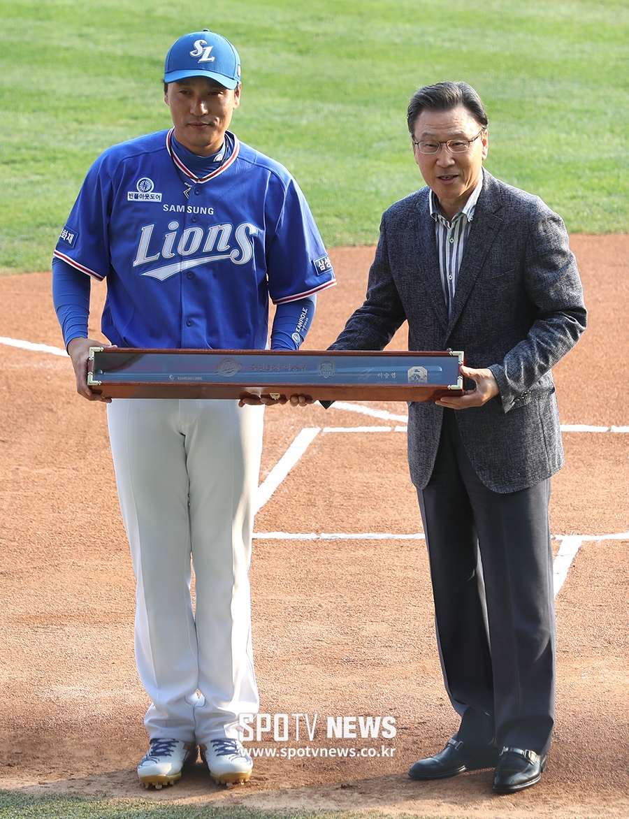 [포토S] 이승엽, LG에 선물하는 은퇴 투어 기념 배트