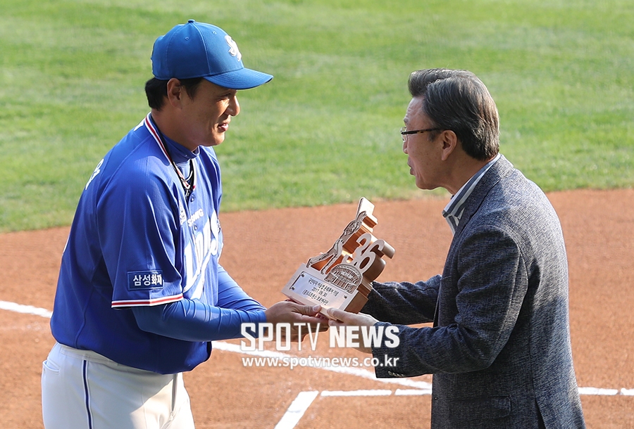 [포토S] 목각 기념패 선물 받는 이승엽