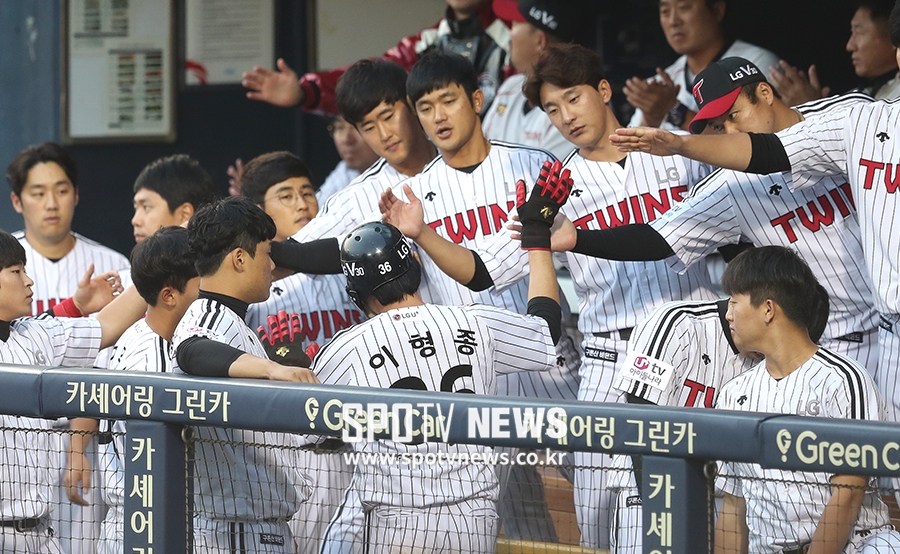 [포토S] 선수들의 축하 받는 이형종