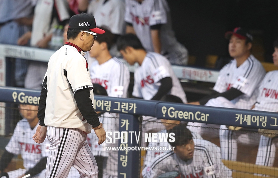 [포토S] 항의 마치고 더그아웃으로 향하는 양상문 감독