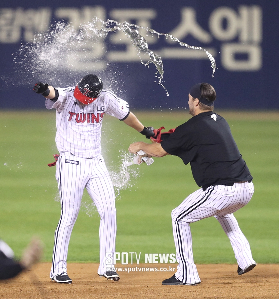 [포토S] 허프, 끝내기 안익훈에 격한 물세례!