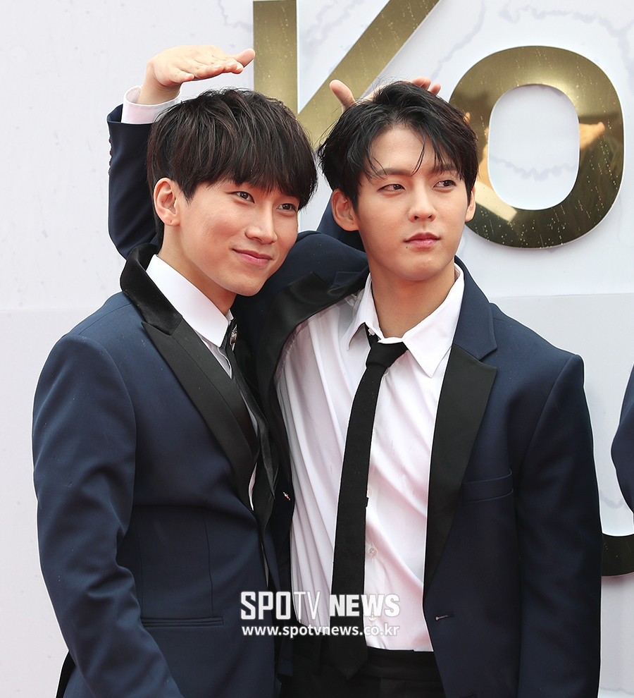 [포토S] 비투비 서은광-이민혁, 서로 비를 막아주며