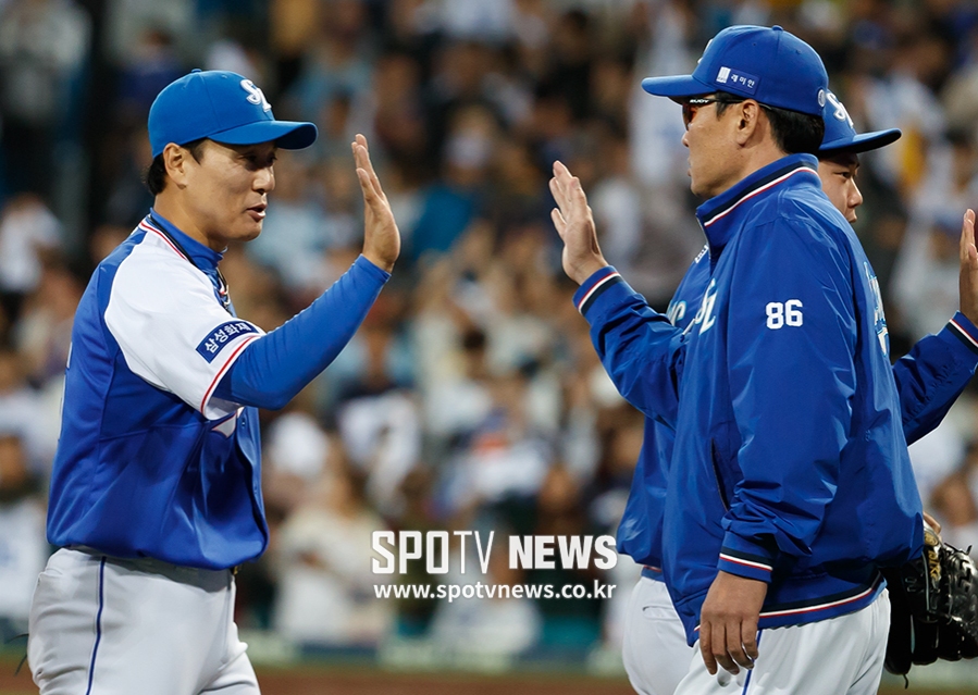 [포토S] 이승엽, 김한수 감독과 마지막 승리 하이파이브