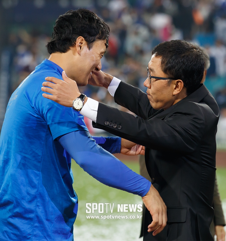 [포토S] 김제동과 포옹하는 이승엽