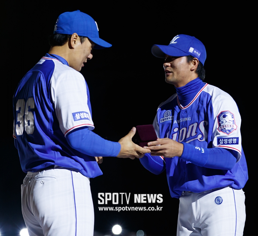 [포토S] 은퇴 이승엽, 김상수와 마지막 인사