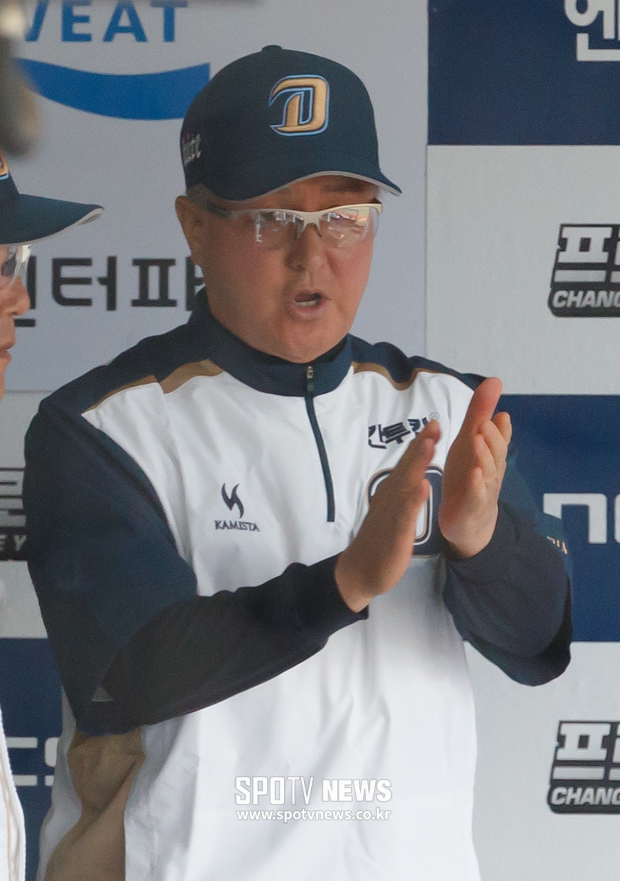 [포토S] 이호준 향해 박수 보내는 김경문 감독