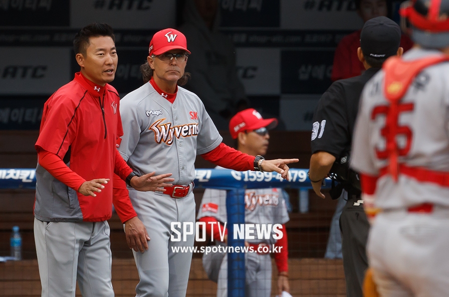 [포토S] 심판에게 어필하는 SK 힐만 감독