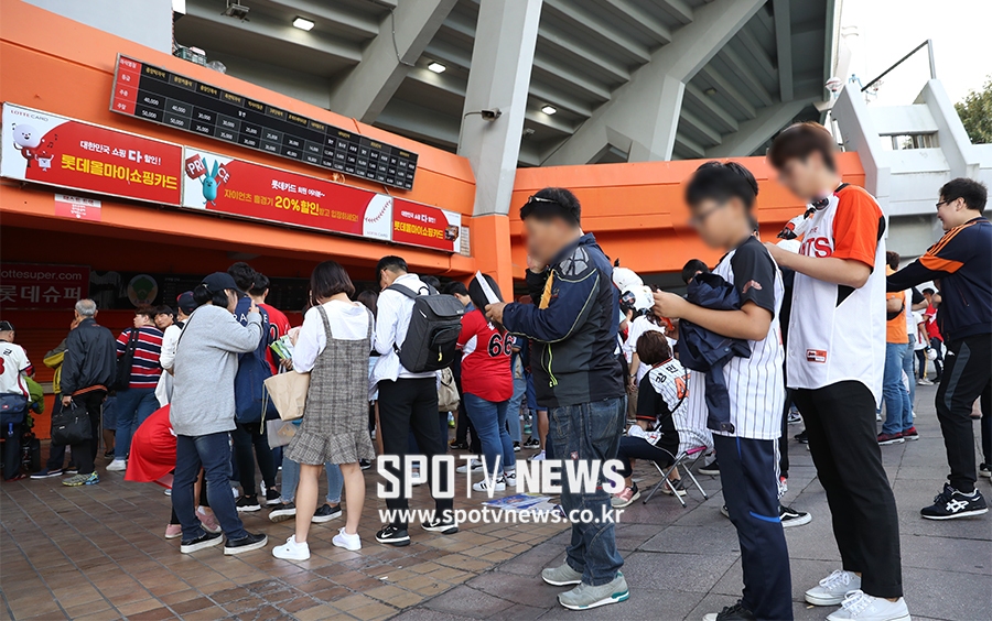 [포토S] 5년만의 가을 야구, '두근두근' 부산팬들