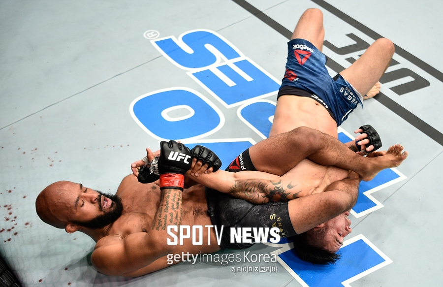[UFC] 존슨, 보그에 암바 승…타이틀 연속 11차 방어 신기록