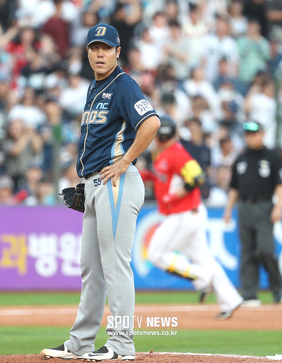 [포토S] 대타 박헌도에게 동점 솔로포 허용한 김진성