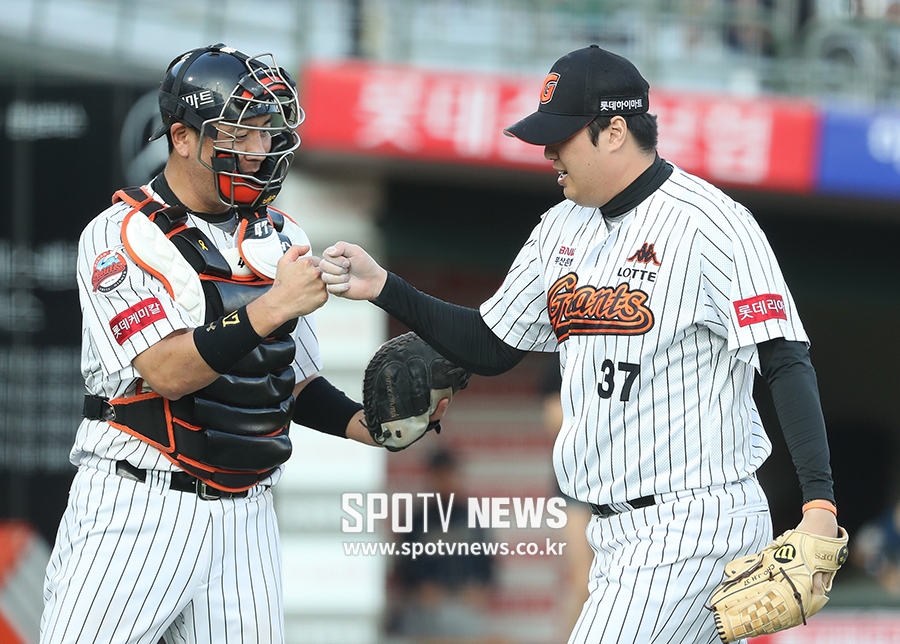 [포토S] 조정훈-강민호, 8회도 깔끔하게