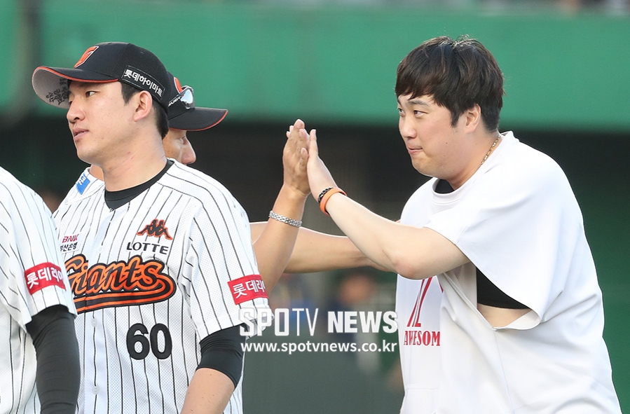 [포토S] 조원우 감독과 하이파이브 나누는 조정훈