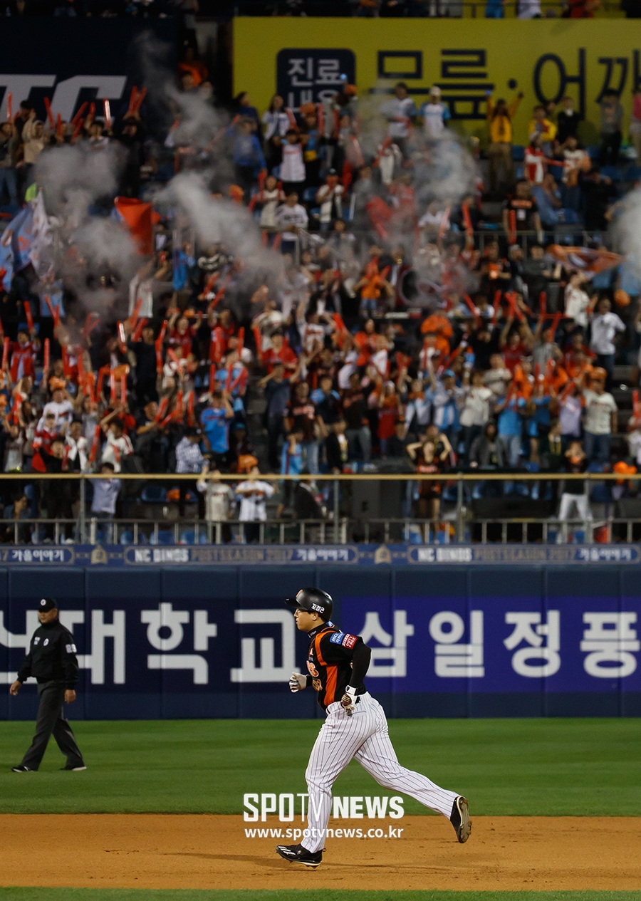 [포토S] 홈런 손아섭, 롯데팬들 환호 받으며