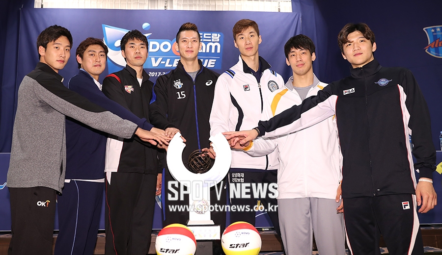 [포토S] V리그 남자부, '우승 트로피의 주인공은?'