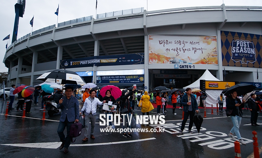 [포토S] 준PO 4차전 보지 못하고 발걸음 돌리는 야구팬들