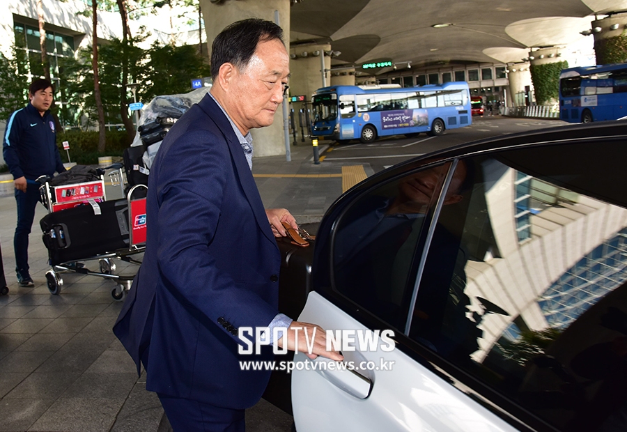[포토S] 차량에 탑승하는 김호곤 부회장