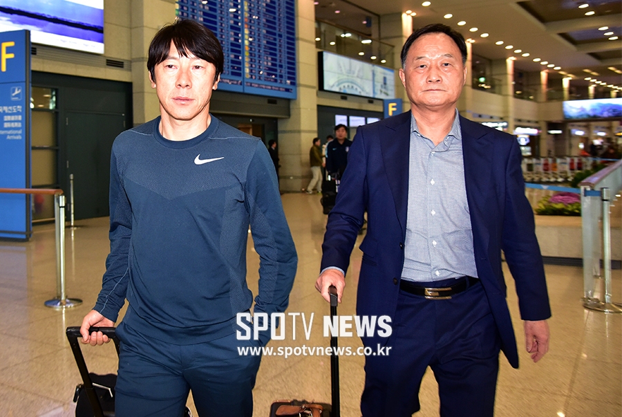 [포토S] 공항 떠나는 신태용 감독-김호곤 부회장