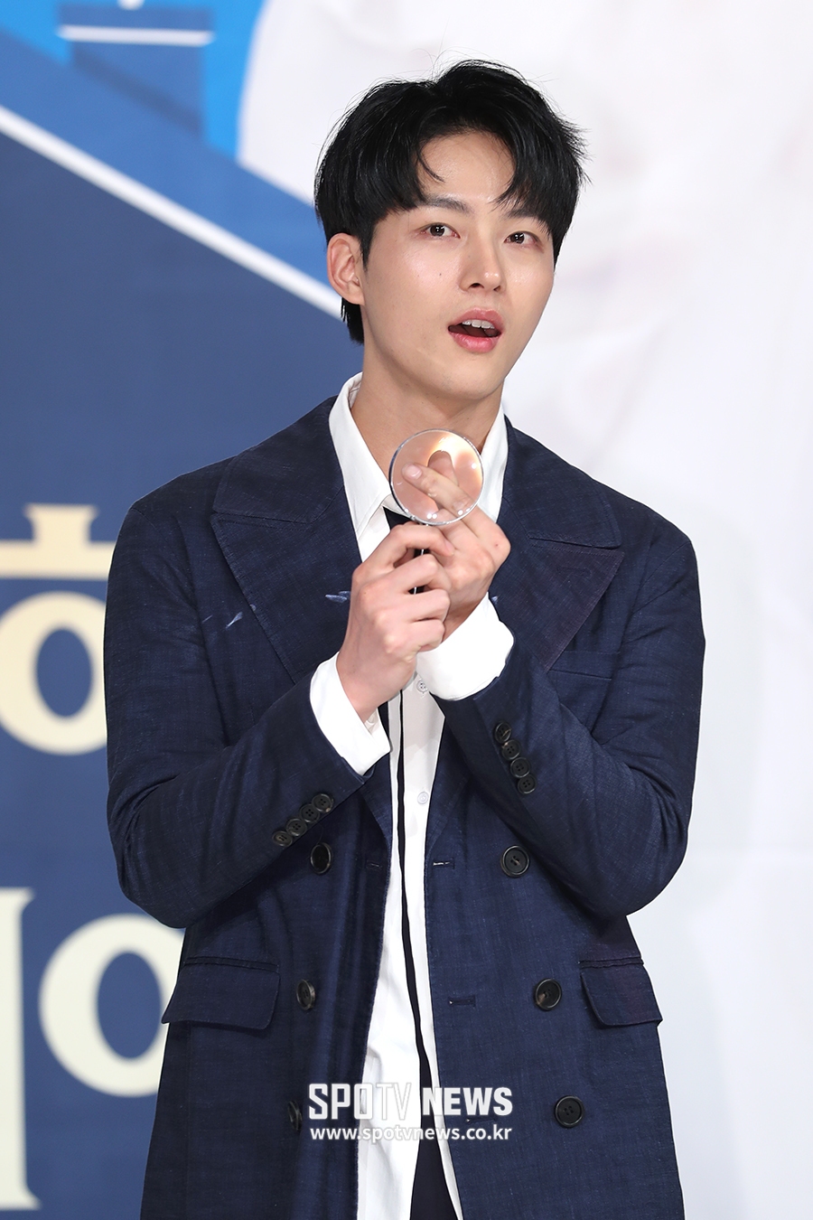 [포토S] 박성우, 돋보기로 하트 확대~