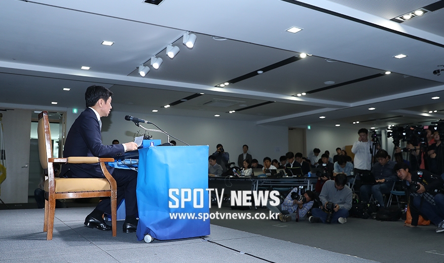 [포토S] 많은 취재진 앞에 선 정몽규 회장