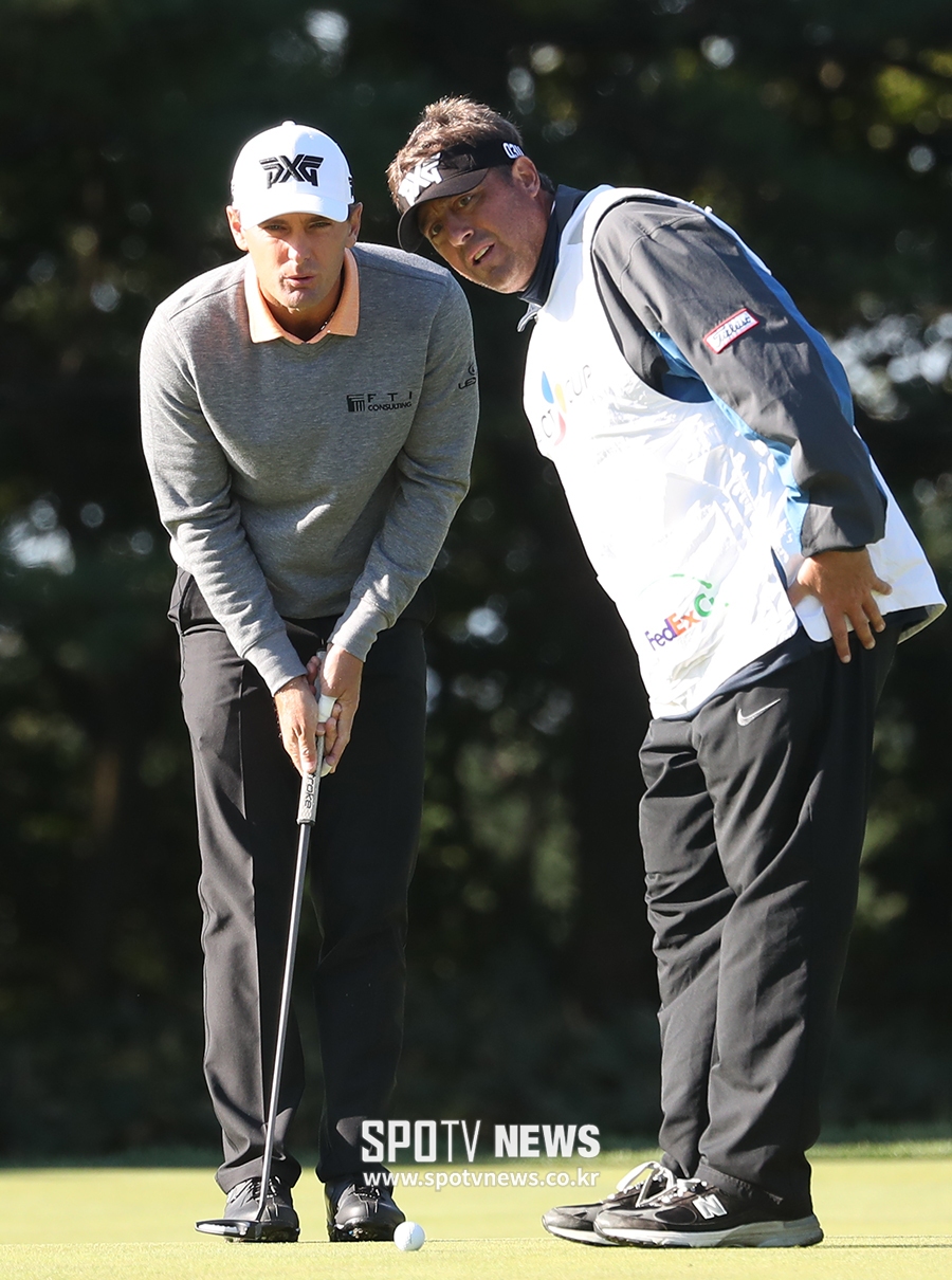 [THE CJ CUP] 캐디와 라이 살피는 찰스 하웰 3세