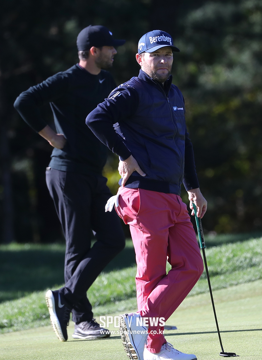 [THE CJ CUP] 퍼팅 기다리는 브랜든 그레이스
