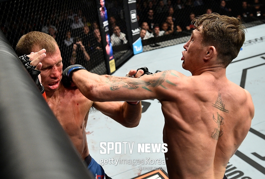 [오늘의 UFC] 도널드 세로니, 만 24세 젊은 타격가에게 1라운드 TKO패