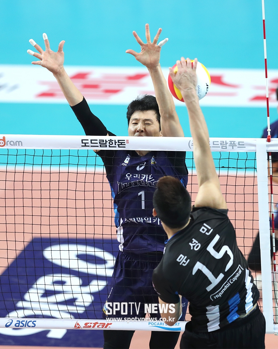 [포토S] 블로킹 시도하는 우리카드 안준찬