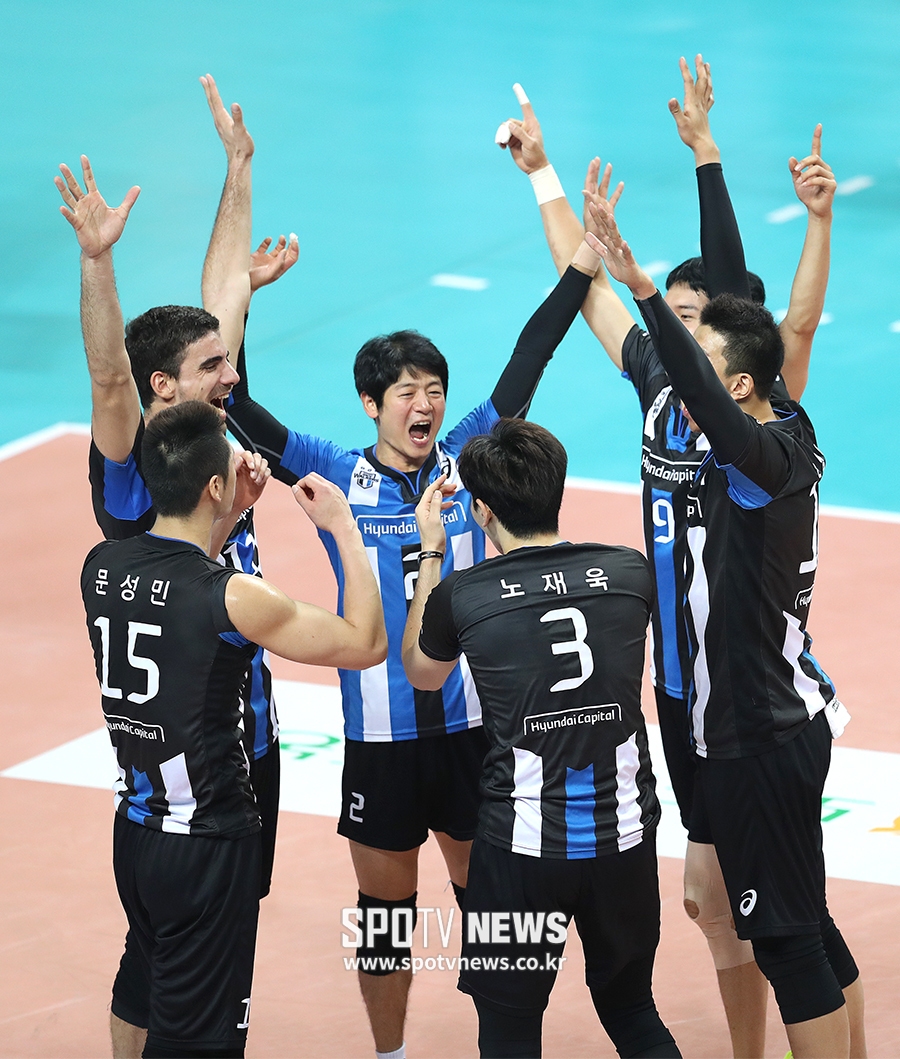 [V리그 3줄요약] #문성민 맹활약 #감독-선수 신경전…현대캐피탈, 우리카드에 3-1 승